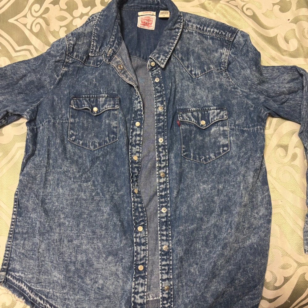 Women’s Levi shirt size L like new